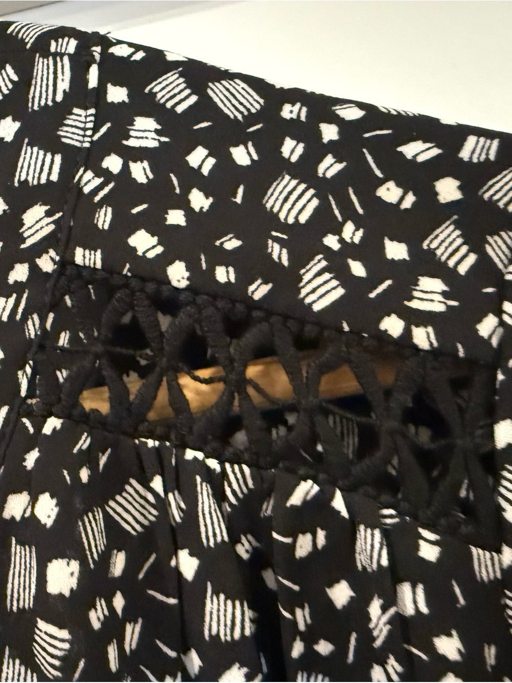 Daniel Rainn Black and White V-Neck Cap Sleeve Printed Blouse - Picture 7 of 9